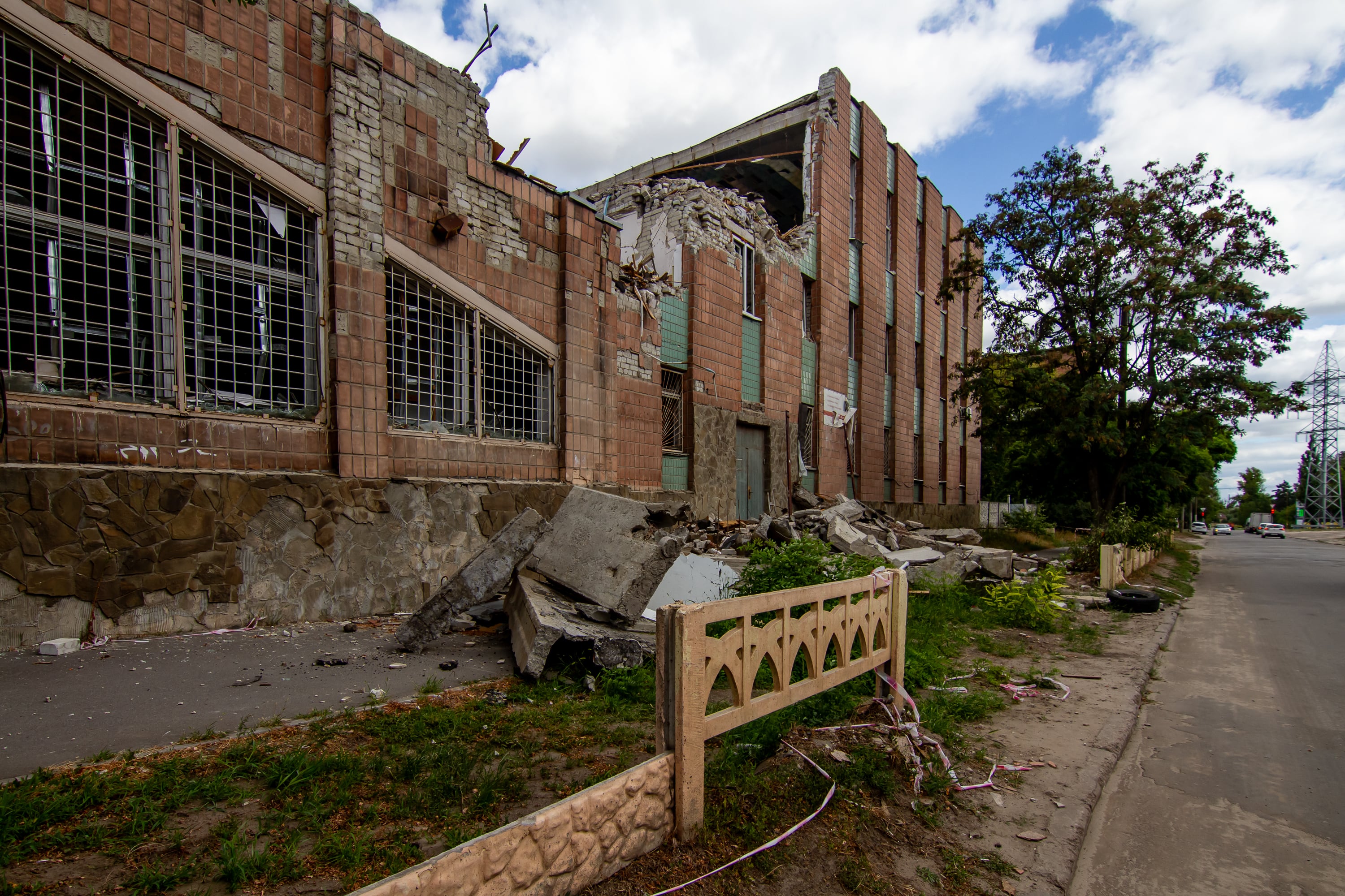 Estado de un antiguo club de cazadores destruido parcialmente por un bombardeo en Járkov que dejó nueve muertos el pasado 30 de mayo.