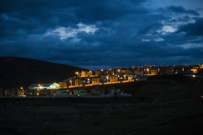 Esto es Nueva Fuerabamba, una pequeña ciudad artificial construida para reubicar a 500 familias indígenas que vendieron sus tierras a Las Bambas. A diferencia de las comunidades tradicionales circundantes, Nueva Fuerabamba tiene electricidad, agua, una escuela y un centro de salud. Incapaces de adaptarse, muchas familias reubicadas han abandonado sus nuevos hogares.