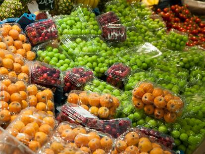 Fruta en envase de plástico expuesta en un supermercado.