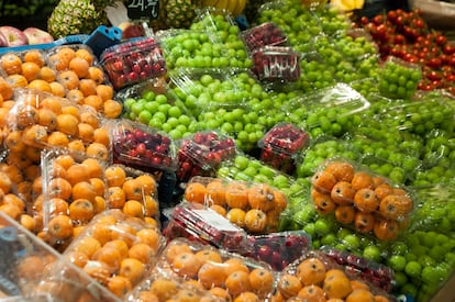 fruta envuelta en plástico en un mercado
