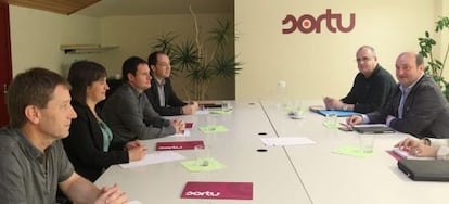 Etxeberria, Ugarteburu, Arraiz y Barrena, de Sortu, en la reunión con Egibar y Ortuzar, del PNV.