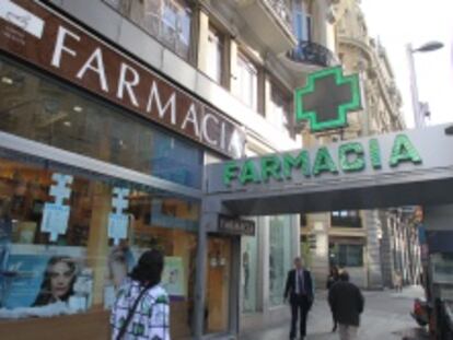 Una farmacia en la Gran V&iacute;a madrile&ntilde;a.