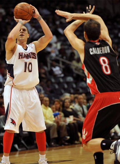 El base de los Hawks Mike Bibby supera a Calderón debajo del aro