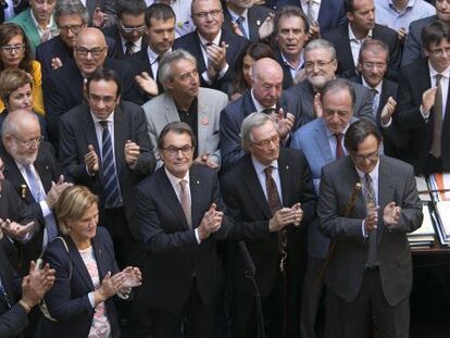 Artur Mas, rodeado de regidores, el pasado d&iacute;a 4, en un acto de apoyo al 9-N en el Palau de la Generalitat.   