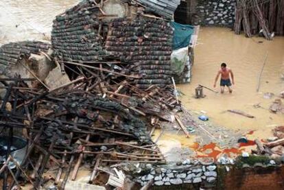 Un hombre trata de salvar sus pertenencias de una vivienda inundada en la Laibin, en la provincia de Guangxi