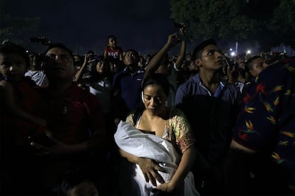 Una mujer sostiene a su bebé después de discutir con su esposo mientras su familia disfruta de los fuegos artificiales durante la celebración del día de la Independencia de México en la plaza principal del municipio Benito Juárez, en Cancún.
