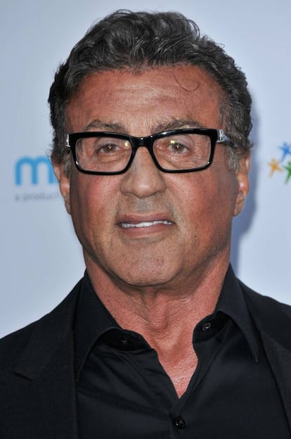 Esta es uno de los posados más recientes de Sylvester Stallone, quien acaba de entrar en la década de los setenta años. El actor acudió en mayo de este año al evento de caridad Goldies Love in For Kids, celebrado en Beverly Hills.
