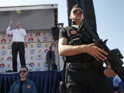 Los turcos acuden a las urnas el próximo 24 de junio divididos sobre si renovar a Erdogan en una presidencia con poderes reforzados o poner fin a la carrera del mandatario islamista tras 15 años en el poder