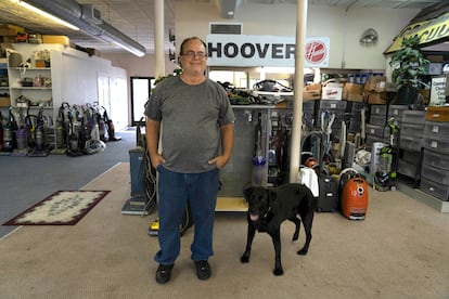 Brian Titus, propietario de la tienda de aspiradoras Vac Shack, en Grand Rapids (Michigan).