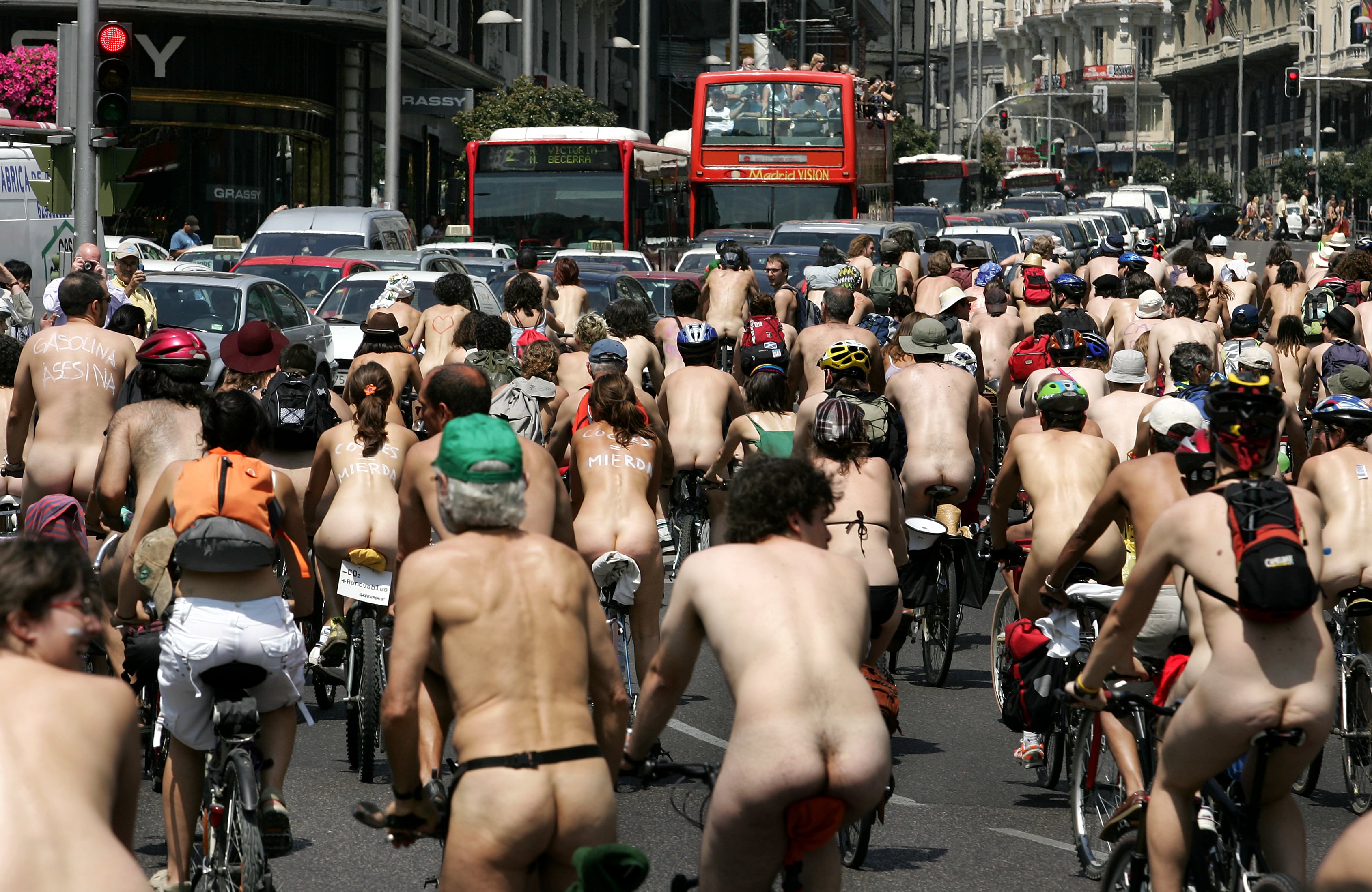 Desnudos ante el tráfico: ciclistas que pedalean sin ropa para reclamar infraestructuras seguras
