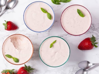 Mousse de fresas y albahaca