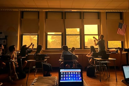 Estudiantes en la secundaria Pelham Memorial de Nueva York miran el humo por la ventana.