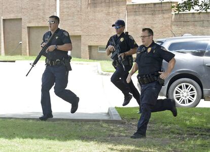 Agentes de policía corren en las inmediaciones del hospital de Nuestra Señora del Lago en Baton Rouge.