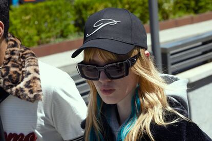 El nuevo modelo de gafas sale a la calle en una de las imágenes promocionales.