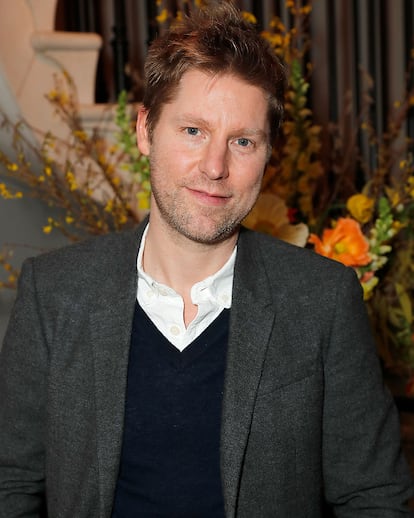 Christopher Bailey. Una de las personas que mejor cae en la industria de la moda, el británico llegó a acumular un poder inusual en Burberry. No era solo el diseñador, también presidente y director creativo, con poder ejecutivo real y el sueldo más alto de todo el sector. Fue la manera que tuvo la marca de agradecerle que le diera la vuelta por completo durante sus 17 años allí. Se encontró con una venerable pero anticuada factoría de bufandas y gabardinas y la convirtió en una verdadera referencia de moda. Por el camino, abrazó innovaciones como el see now buy now (poner la colección a la venta inmediatamente tras el desfile, sin esperar los clásicos seis meses) y reconoció la importancia del mercado chino. Pero incluso los matrimonios más sólidos llegan a su fin y Bailey dejó Burberry el año pasado. Se ha tomado un par de años sabáticos para ocuparse de las dos hijas pequeñas que tiene con su pareja, el actor Simon Woods y ha insinuado que puede que lo que haga después sea totalmente distinto a lo que consiguió en Burberry.