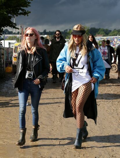 Rita Ora y, a la izquierda, Lady Mary Charteris, una pareja inesperada. Juntas disfrutaron de la música del Festival de Glastonbury el pasado viernes. 