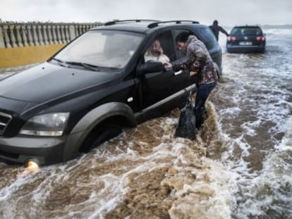 Unos 10.000 abonados siguen sin suministro eléctrico en Alicante por la caída de dos torres