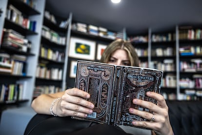 Una lectora, con el tercer tomo de la saga Blackwater, 'La casa'.