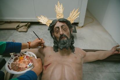 Un momento del trabajo en una de las reproducciones de la imagen de un Cristo para la serie 'Cuando nadie nos ve'.