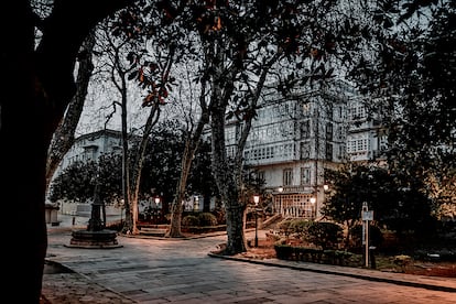 Un rincón especial. La plaza de Azcárraga está en la Ciudad Vieja, el barrio medieval. Es una zona silenciosa, por donde es maravilloso pasear, y está llena de recovecos, antiguas residencias nobles y placitas. Lo que más me sorprende de esta plaza son sus árboles, plátanos y magnolios, y lo que te hacen sentir. Además, hay varias terracitas para tomar algo, a la vuelta de la esquina está la casa de Rosalía de Castro y muy cerca los jardines de San Carlos, desde donde se ve el mar.