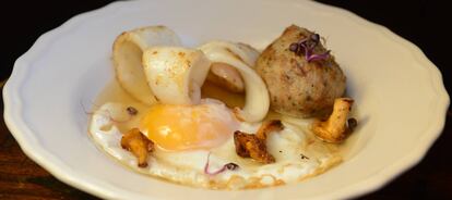 Plato para comer con cuchara, tenedor y pan. Mucho pan