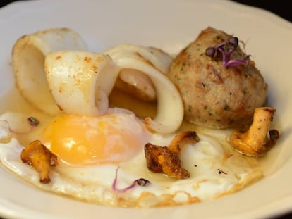 Plato para comer con cuchara, tenedor y pan. Mucho pan