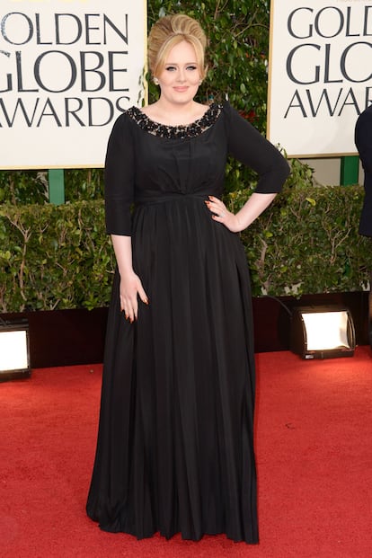 Adele (con su particular manicura) se ha alzado con el premio a la mejor canción por Skyfall y le ha arrebatado el Globo de Oro a Taylor Swift. Como buena británica, ha optado por un Burberry negro.