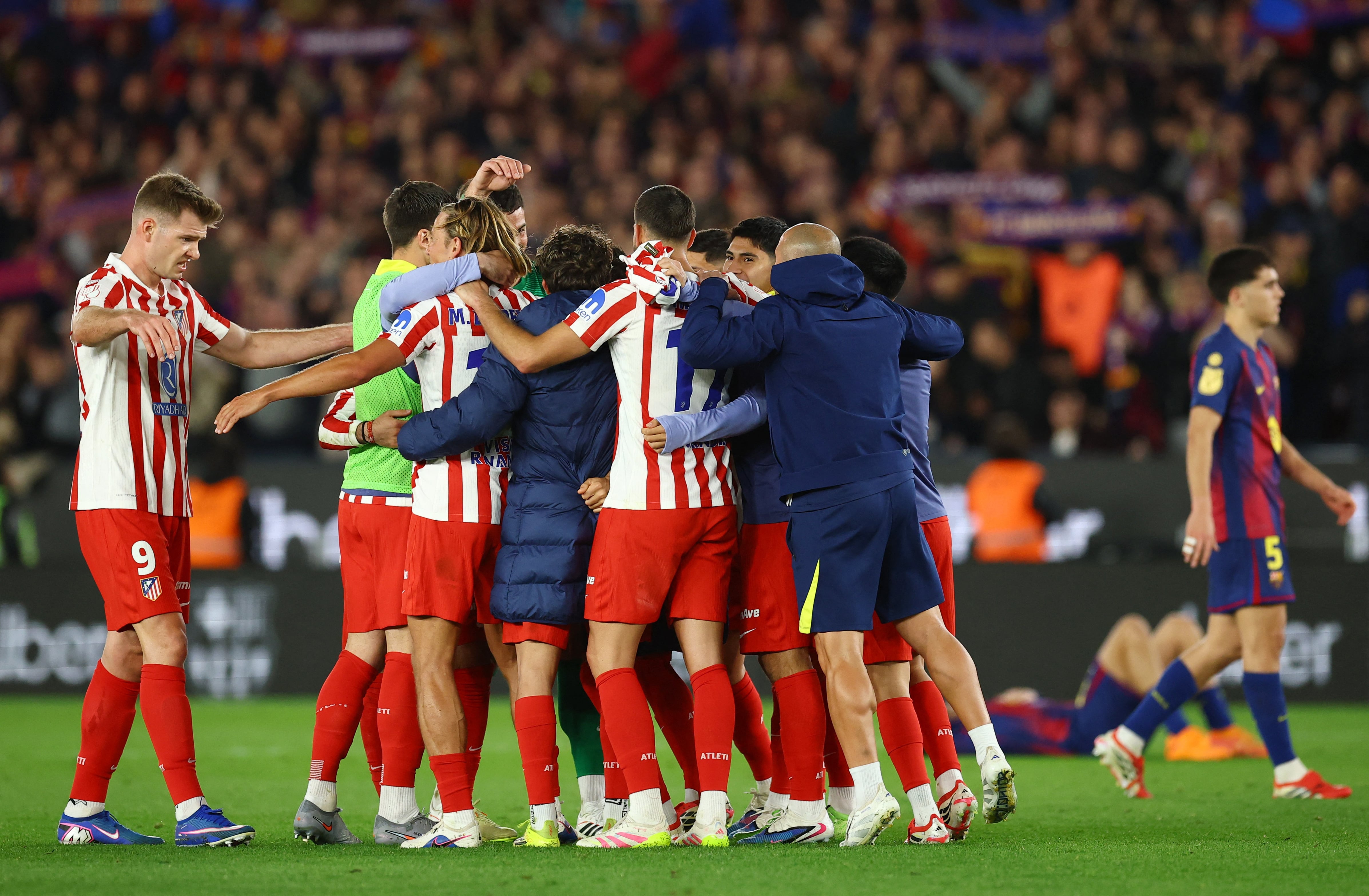 El Atlético resiste en el Camp Nou ante un gigante Barcelona