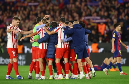 El Atlético resiste en el Camp Nou ante un gigante Barcelona