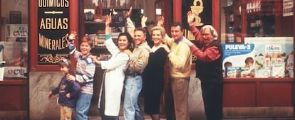 Antonio Mercero, junto a los actores de 'Farmacia de guardia'.