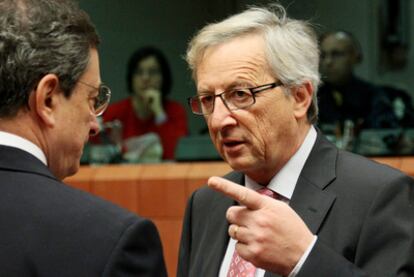 El presidente del Eurogrupo, Jean-Claude Juncker, conversa con el presidente del Banco Central europeo, Mario Draghi.