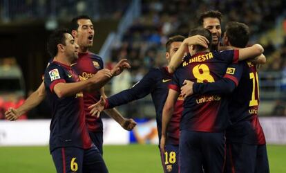 Los jugadores del Barça, tras un gol al Málaga.