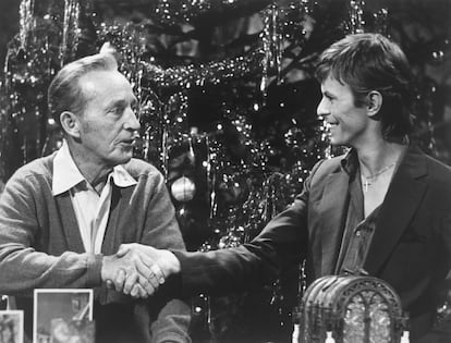 Bing Crosby y David Bowie se dan la mano durante un especial de Navidad de 1977