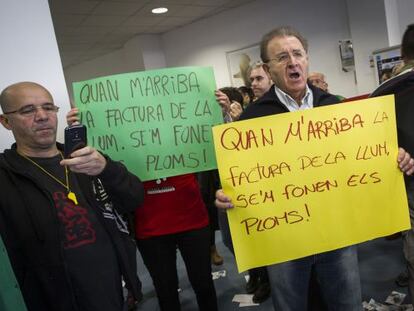 Un grupo de manifestantes ocupan una oficina de una empresa de suministros en Barcelona