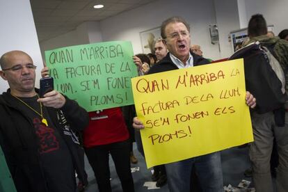 Un grupo de manifestantes ocupan una oficina de una empresa de suministros en Barcelona