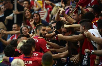 La afición atlética se vuelca con Carrasco tras marcar el primer gol ante el Sevilla.