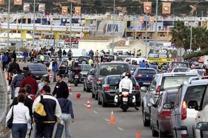 Colas en los accesos al Circuito Ricardo Tormo de Cheste, ayer por la mañana.