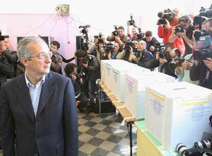 El candidato de centro-izquierda, Walter Veltroni, en el colegio electoral de Roma donde depositó su voto, rodeado de fotógrafos.