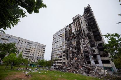 Un edificio residencial destruido en la localidad ucrania de Járkov.