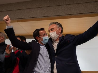 Los alcaldes de Villanueva de la Serena, Miguel Ángel Gallardo (izquierda) y de Don Benito, José Luis Quintana (derecha), celebran la aprobación del proyecto de fusión de ambos municipios.