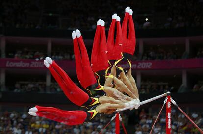 Sebastian Krimmer, de alemania, durante un ejercicio de barra fija.