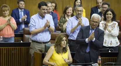 Susana Díaz, en la Cámara andaluza, rodeada de miembros del Gobierno y del grupo parlamentario.