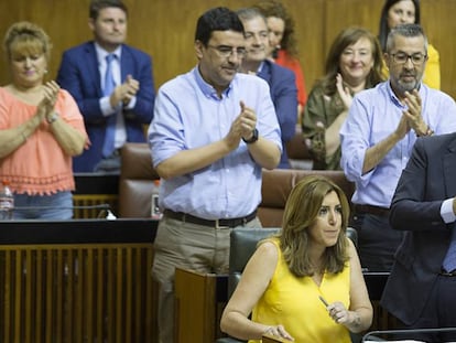 Susana D&iacute;az, en la C&aacute;mara andaluza, rodeada de miembros del Gobierno y del grupo parlamentario.