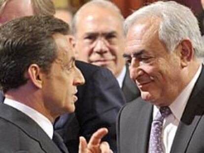 Dominique Strauss-Kahn charla con Nicolas Sarkozy.