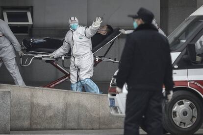 Pessoal médico transfere um paciente para o hospital Jin Yintan, na província chinesa de Jiangxi.