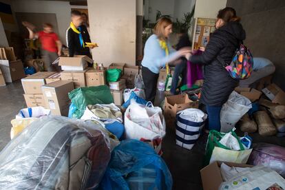 Varias personas trabajan en la Iglesia greco-católica de San José y Santa Mónica de Barcelona recogiendo material humanitario para Ucrania.