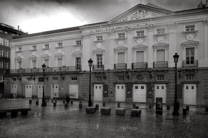 La siempre bulliciosa plaza de Santa Ana ha sido otro de los espacios irreconocibles de la capital en estas semanas. En la imagen, la fachada del Teatro Español.