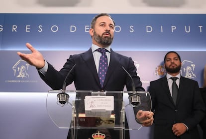 Ignacio Garriga, diputado de Vox por Barcelona, a la izquierda de Santiago Abascal en la sala de prensa del Congreso de los Diùtados.