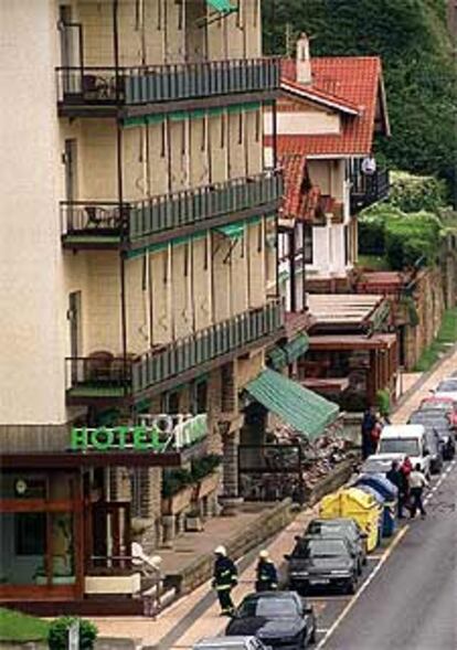 Fachada del hotel tras la explosión de la bomba.