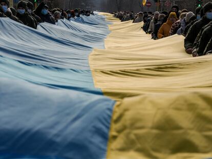 Ucranios portan una gigantesca bandera nacional en la ciudad de Sievierodonetsk, en Lugansk, el pasado miércoles.